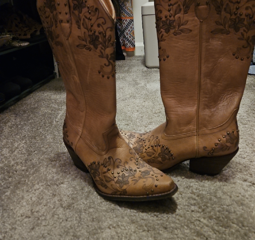 Brown Heeled Boots with Classic Pointed Toe and Vintage Style